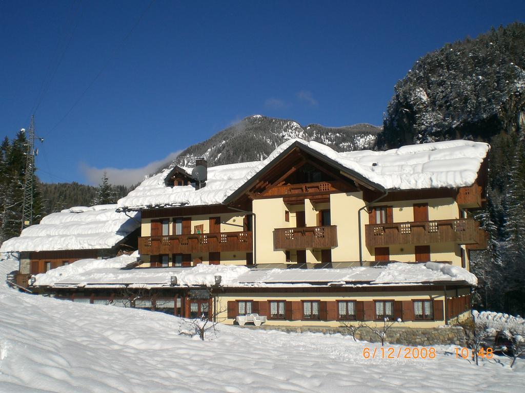 Albergo Nuoitas Форни ди Сопра Екстериор снимка