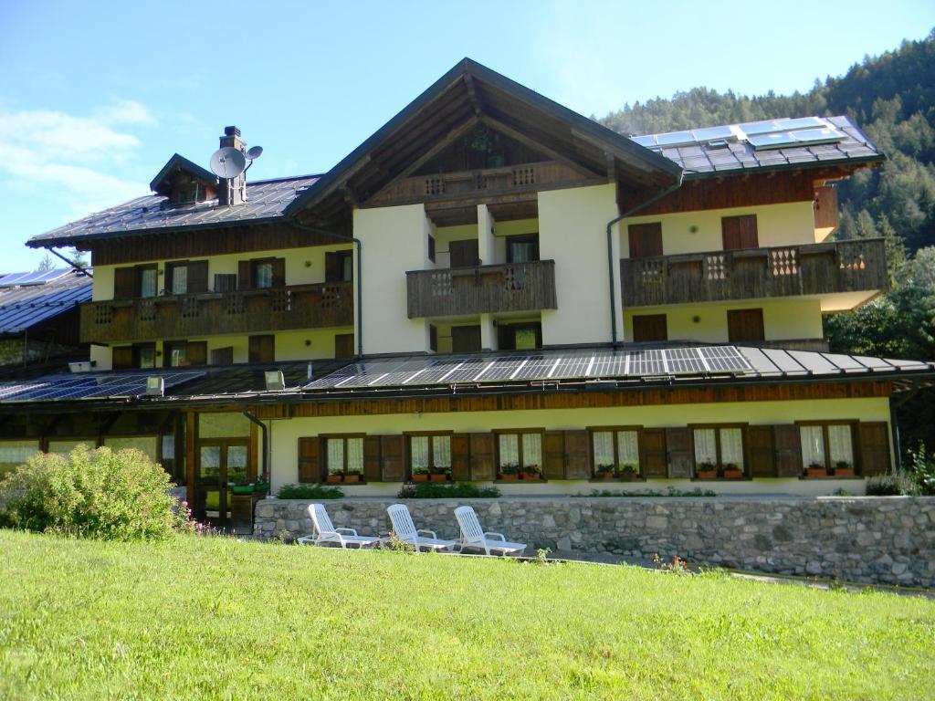 Albergo Nuoitas Форни ди Сопра Екстериор снимка
