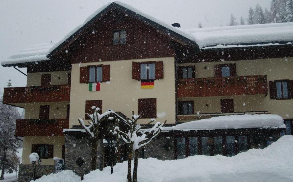 Albergo Nuoitas Форни ди Сопра Екстериор снимка